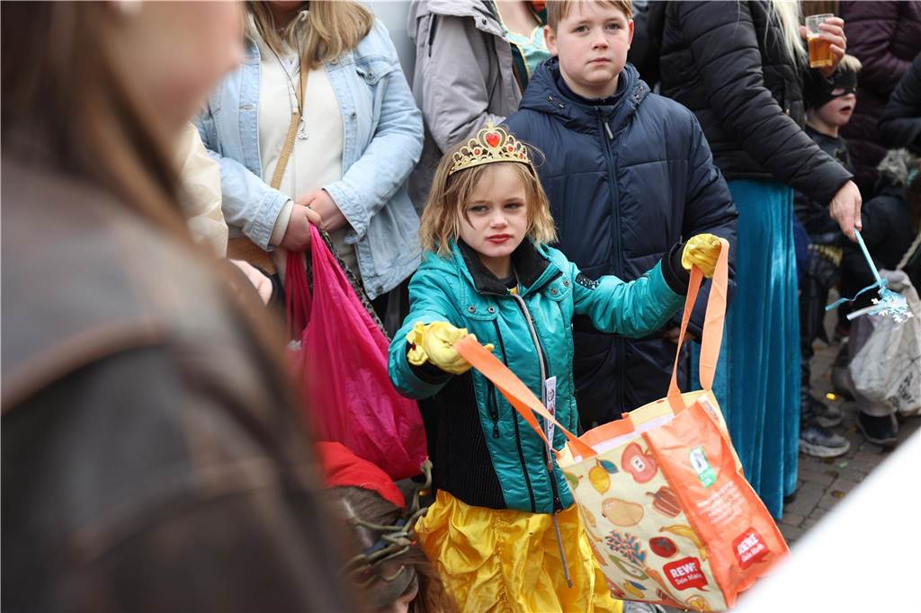 Karnevalsumzug durch Olfen 2024: Die schönsten Fotos von Nelkendienstag - Teil 1 Eindrücke vom Karnevalsumzug durch Olfen