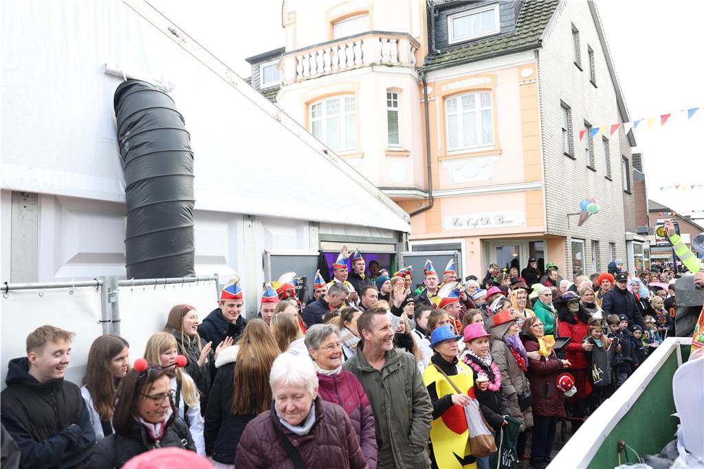 Karnevalsumzug durch Olfen 2024: Die schönsten Fotos von Nelkendienstag - Teil 1 Eindrücke vom Karnevalsumzug durch Olfen