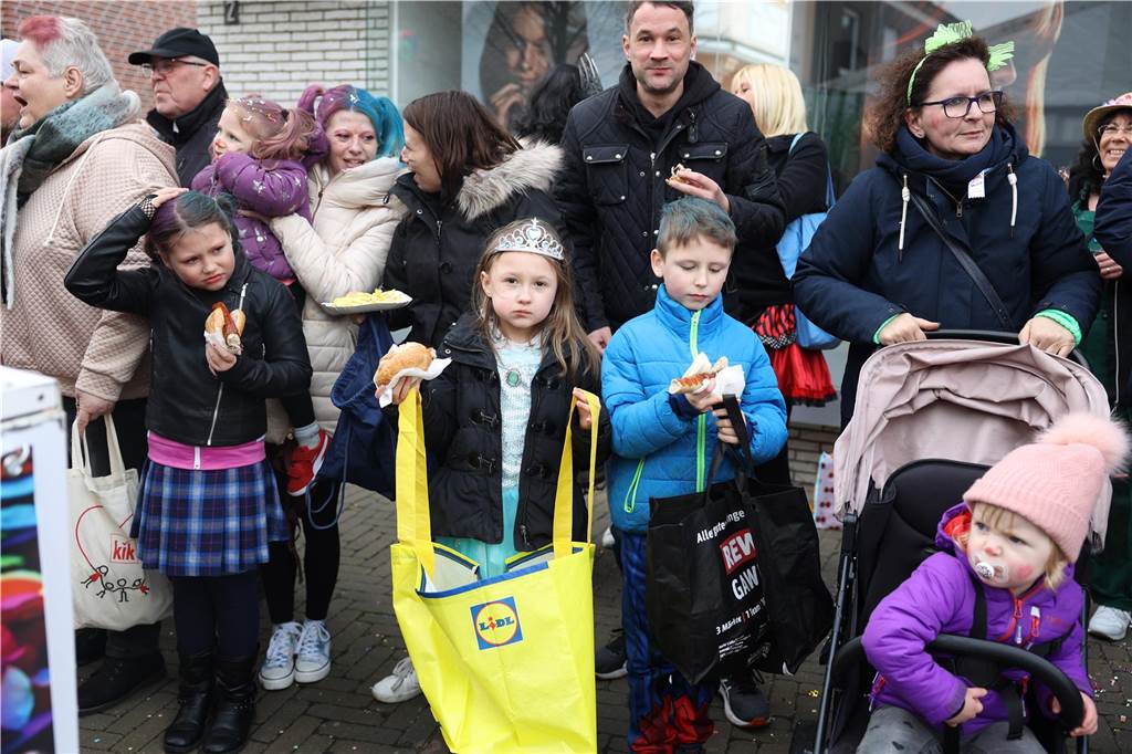 Karnevalsumzug durch Olfen 2024: Die schönsten Fotos von Nelkendienstag - Teil 1 Eindrücke vom Karnevalsumzug durch Olfen