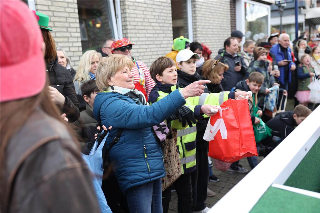 Karnevalsumzug durch Olfen 2024: Die schönsten Fotos von Nelkendienstag - Teil 1 Eindrücke vom Karnevalsumzug durch Olfen