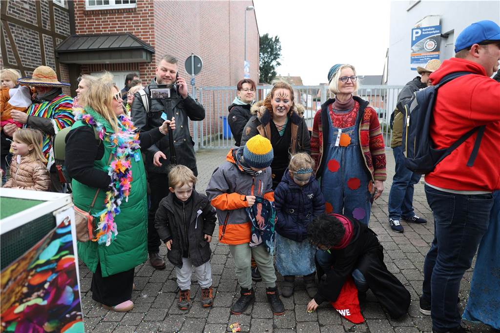 Karnevalsumzug durch Olfen 2024: Die schönsten Fotos von Nelkendienstag - Teil 1 Eindrücke vom Karnevalsumzug durch Olfen