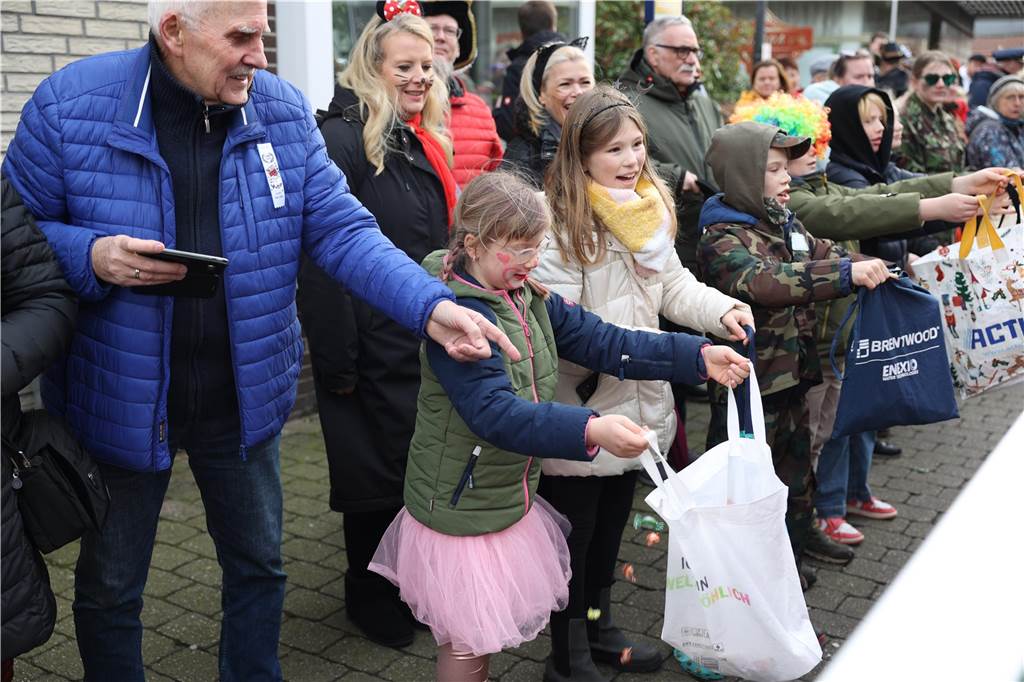 Karnevalsumzug durch Olfen 2024: Die schönsten Fotos von Nelkendienstag - Teil 1 Eindrücke vom Karnevalsumzug durch Olfen