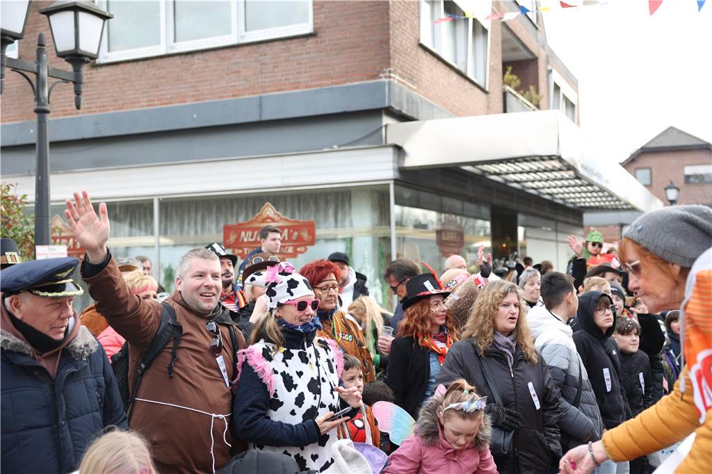 Karnevalsumzug durch Olfen 2024: Die schönsten Fotos von Nelkendienstag - Teil 1 Eindrücke vom Karnevalsumzug durch Olfen