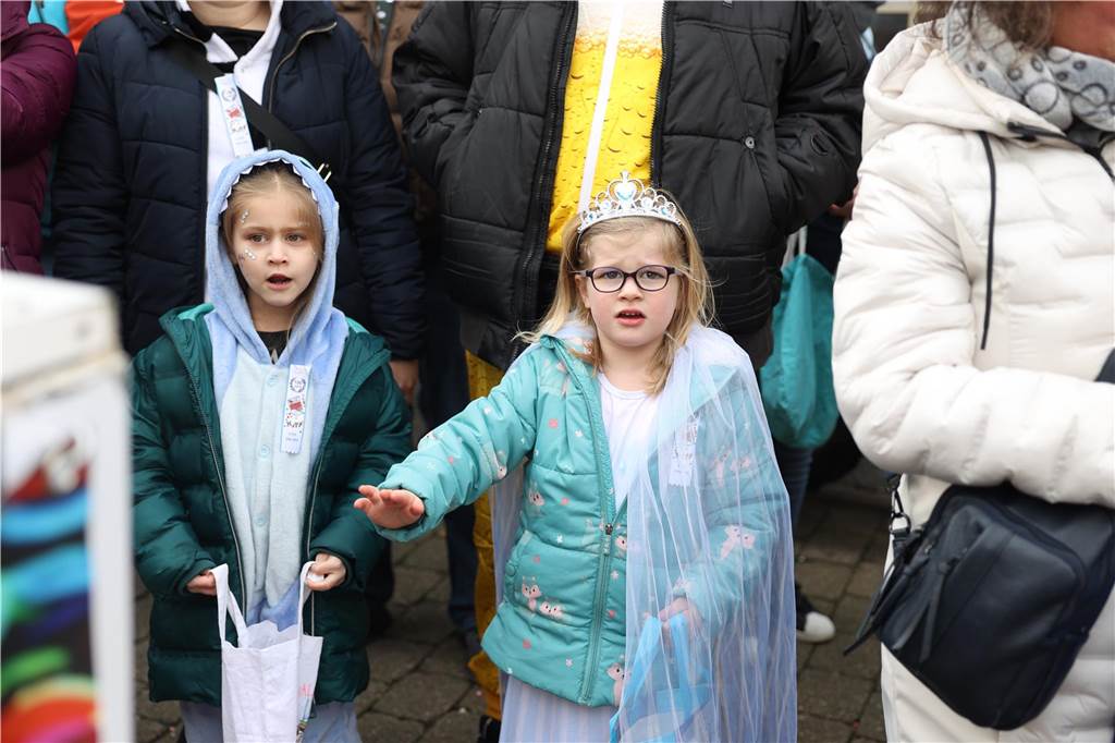 Karnevalsumzug durch Olfen 2024: Die schönsten Fotos von Nelkendienstag - Teil 1 Eindrücke vom Karnevalsumzug durch Olfen