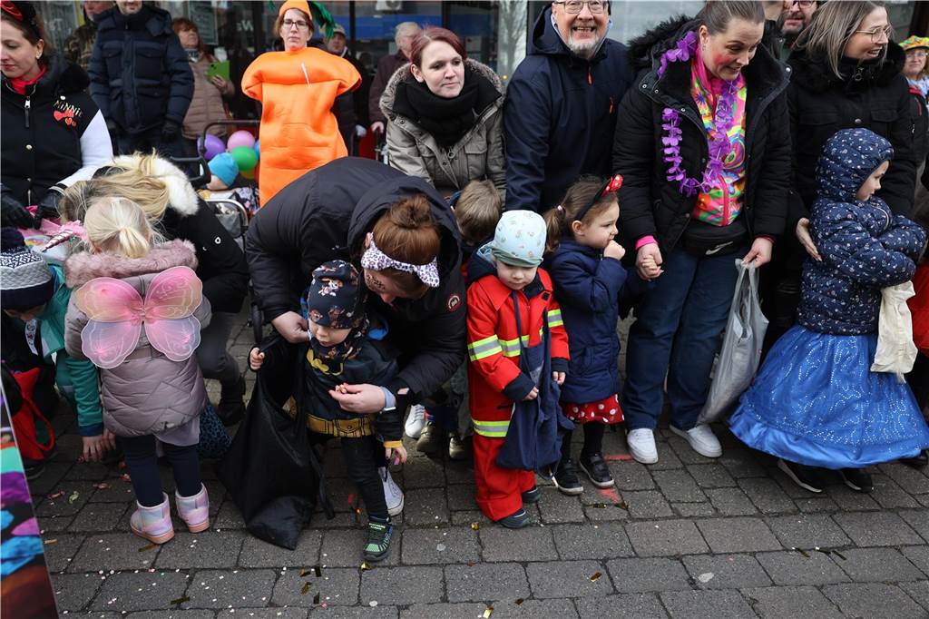 Karnevalsumzug durch Olfen 2024: Die schönsten Fotos von Nelkendienstag - Teil 1 Eindrücke vom Karnevalsumzug durch Olfen