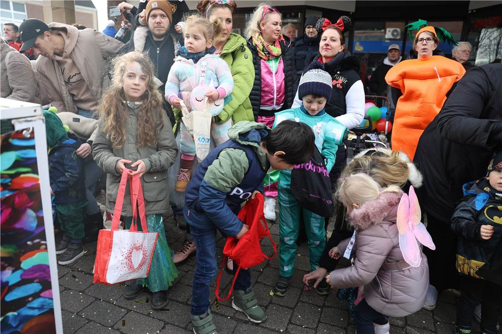 Karnevalsumzug durch Olfen 2024: Die schönsten Fotos von Nelkendienstag - Teil 1 Eindrücke vom Karnevalsumzug durch Olfen