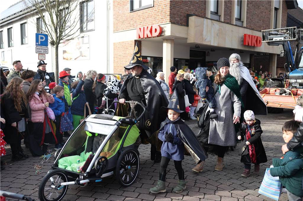 Karnevalsumzug durch Olfen 2024: Die schönsten Fotos von Nelkendienstag - Teil 1 Eindrücke vom Karnevalsumzug durch Olfen