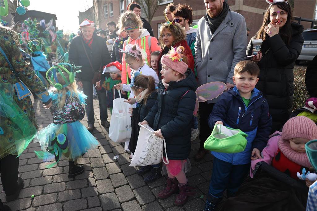 Karnevalsumzug durch Olfen 2024: Die schönsten Fotos von Nelkendienstag - Teil 1 Eindrücke vom Karnevalsumzug durch Olfen