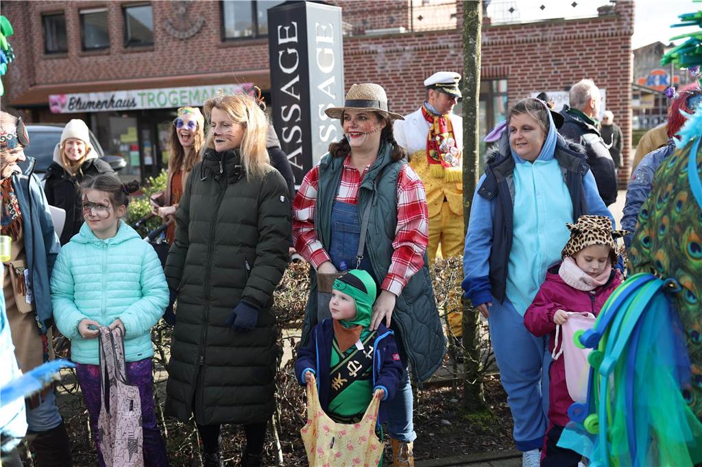 Karnevalsumzug durch Olfen 2024: Die schönsten Fotos von Nelkendienstag - Teil 1 Eindrücke vom Karnevalsumzug durch Olfen
