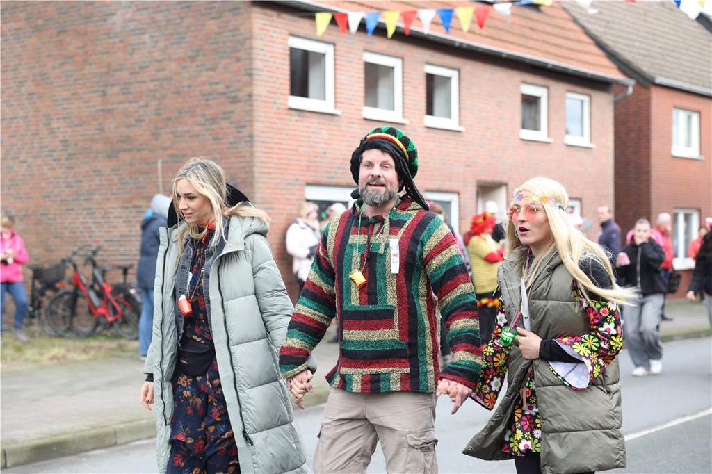 Karnevalsumzug durch Olfen 2024: Die schönsten Fotos von Nelkendienstag - Teil 1 Eindrücke vom Karnevalsumzug durch Olfen