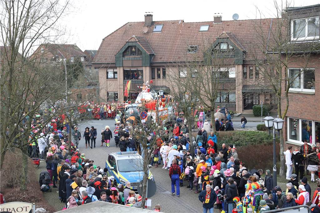 Karnevalsumzug durch Olfen 2024: Die schönsten Fotos von Nelkendienstag - Teil 1 Eindrücke vom Karnevalsumzug durch Olfen