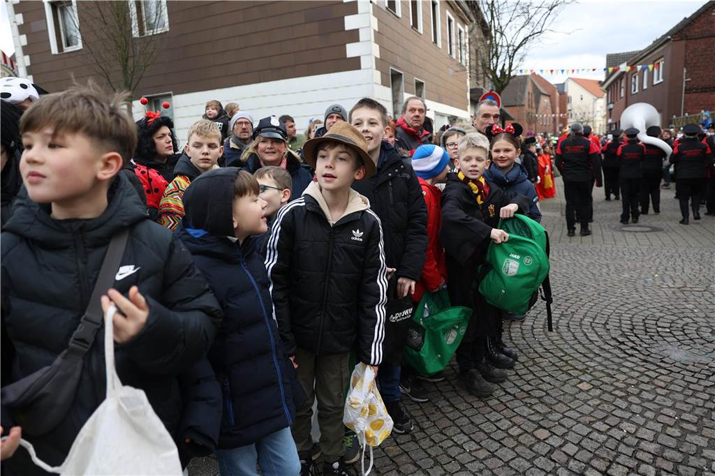 Karnevalsumzug durch Olfen 2024: Die schönsten Fotos von Nelkendienstag - Teil 1 Eindrücke vom Karnevalsumzug durch Olfen