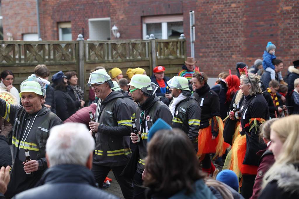 Karnevalsumzug durch Olfen 2024: Die schönsten Fotos von Nelkendienstag - Teil 1 Eindrücke vom Karnevalsumzug durch Olfen
