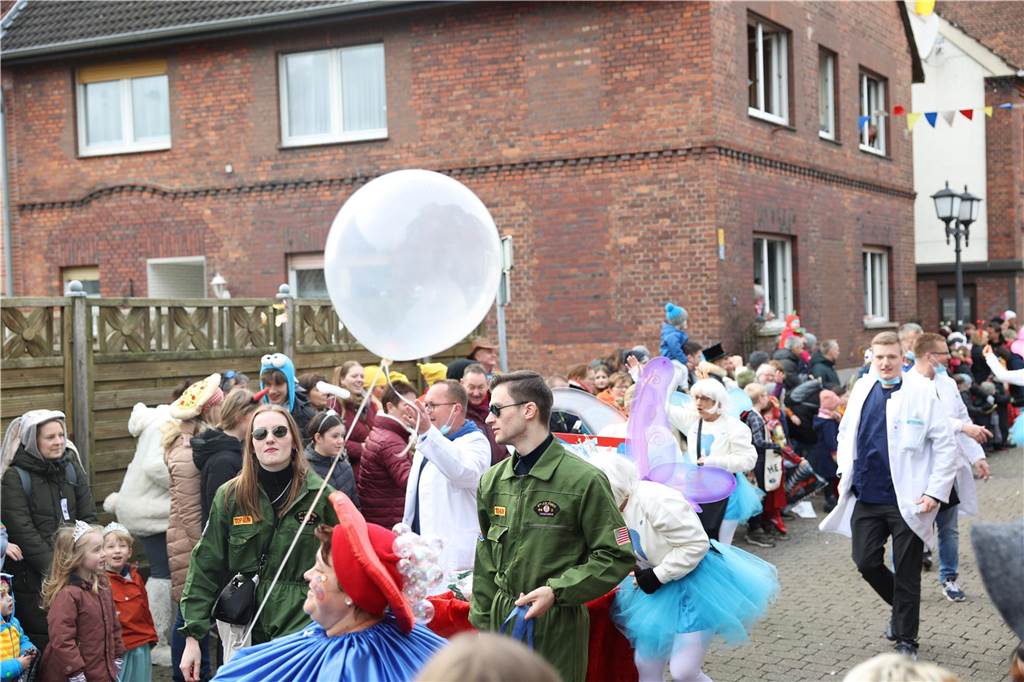 Karnevalsumzug durch Olfen 2024: Die schönsten Fotos von Nelkendienstag - Teil 1 Eindrücke vom Karnevalsumzug durch Olfen