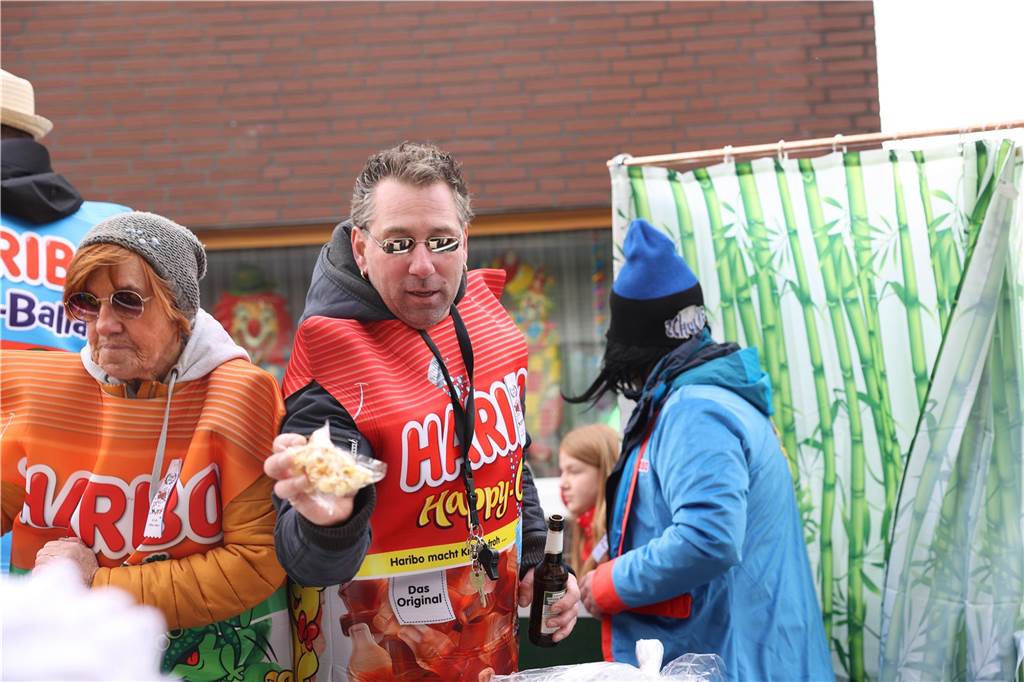 Karnevalsumzug durch Olfen 2024: Die schönsten Fotos von Nelkendienstag - Teil 1 Eindrücke vom Karnevalsumzug durch Olfen