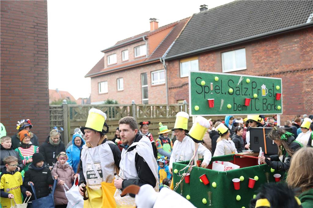 Karnevalsumzug durch Olfen 2024: Die schönsten Fotos von Nelkendienstag - Teil 1 Eindrücke vom Karnevalsumzug durch Olfen