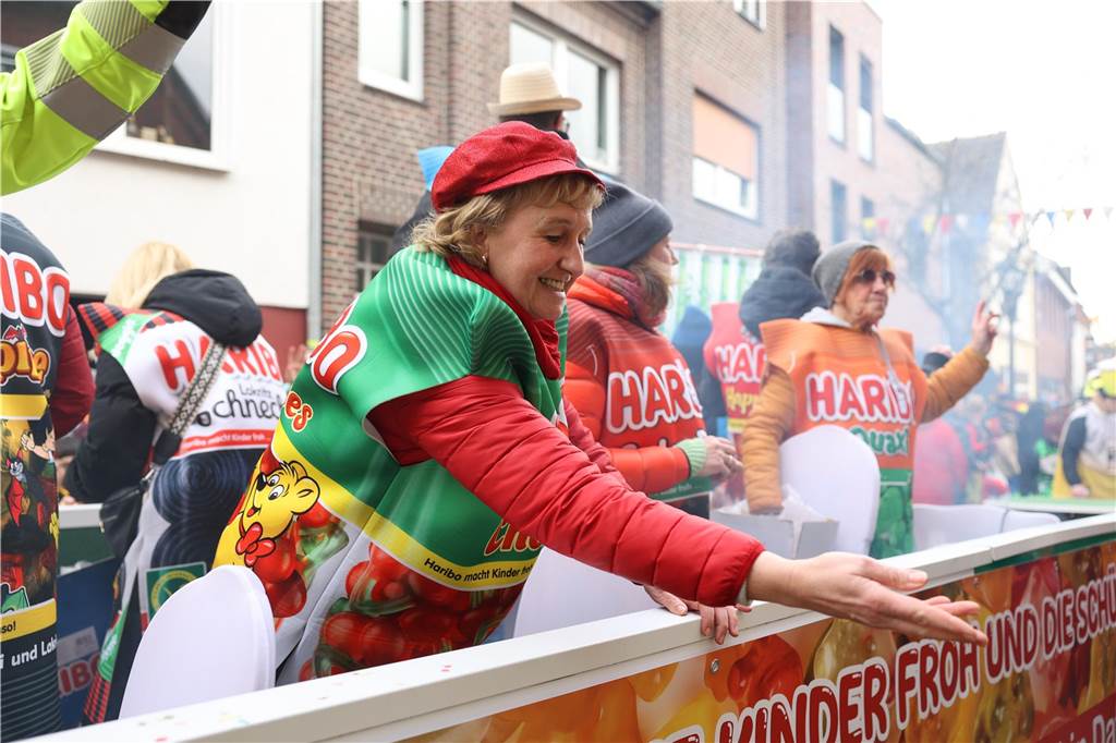 Karnevalsumzug durch Olfen 2024: Die schönsten Fotos von Nelkendienstag - Teil 1 Eindrücke vom Karnevalsumzug durch Olfen