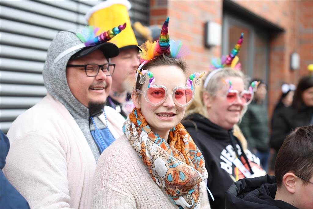 Karnevalsumzug durch Olfen 2024: Die schönsten Fotos von Nelkendienstag - Teil 1 Eindrücke vom Karnevalsumzug durch Olfen