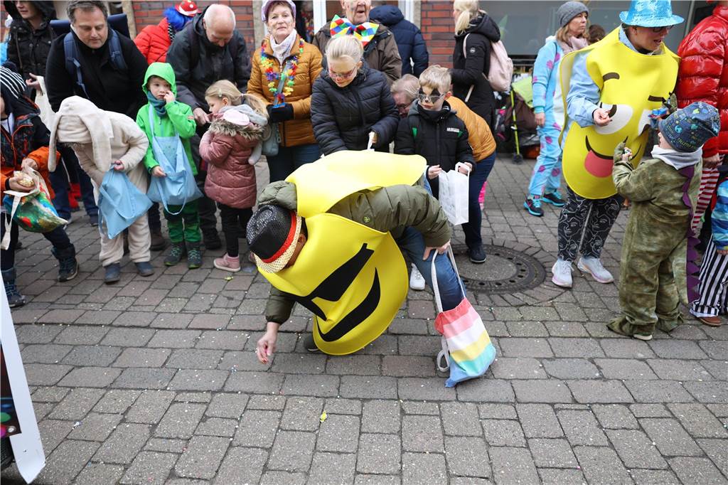 Karnevalsumzug durch Olfen 2024: Die schönsten Fotos von Nelkendienstag - Teil 1 Eindrücke vom Karnevalsumzug durch Olfen
