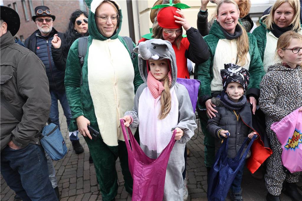 Karnevalsumzug durch Olfen 2024: Die schönsten Fotos von Nelkendienstag - Teil 1 Eindrücke vom Karnevalsumzug durch Olfen
