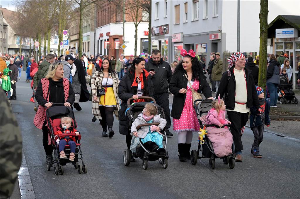 Lünen-Süd feiert Karneval: Über 100 Fotos vom einzigen Umzug der Stadt Eindrücke vom Karnevalsumzug in Lünen-Süd 2024