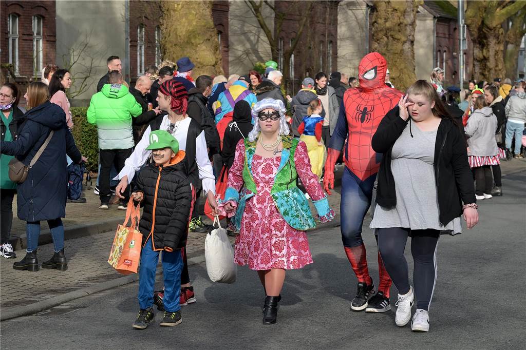 Lünen-Süd feiert Karneval: Über 100 Fotos vom einzigen Umzug der Stadt Eindrücke vom Karnevalsumzug in Lünen-Süd 2024