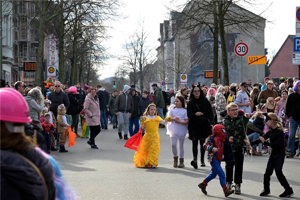 Lünen-Süd feiert Karneval: Über 100 Fotos vom einzigen Umzug der Stadt Eindrücke vom Karnevalsumzug in Lünen-Süd 2024