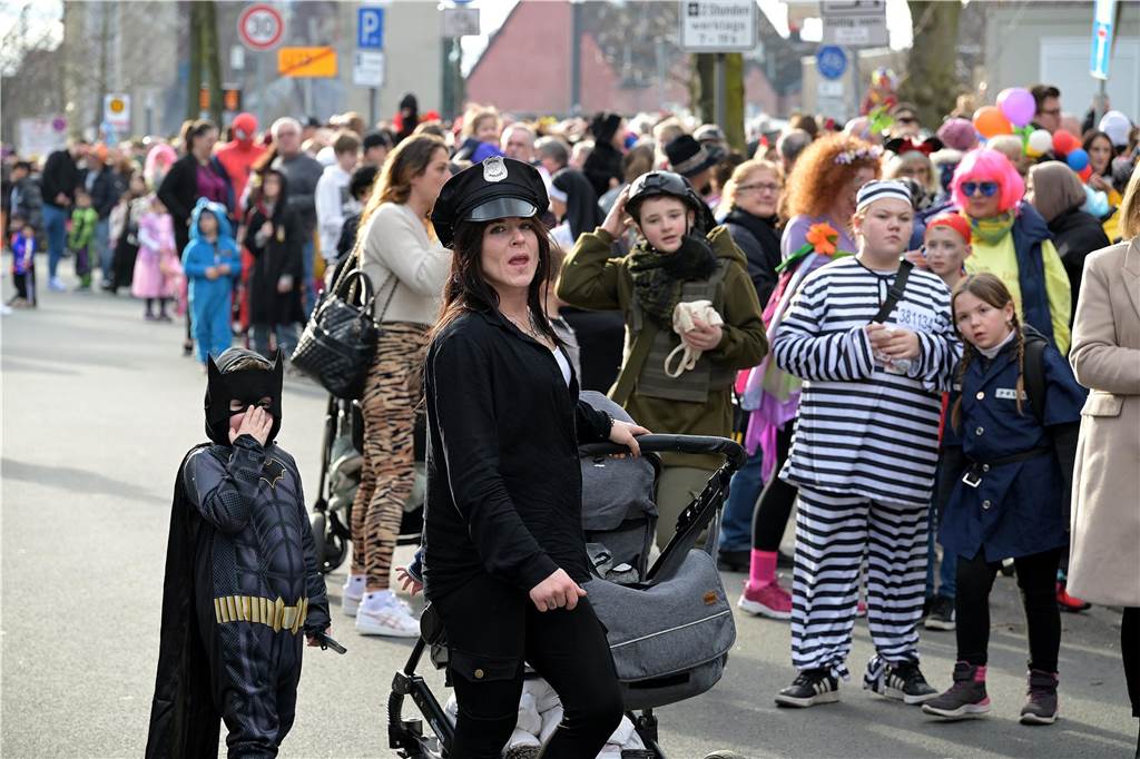 Lünen-Süd feiert Karneval: Über 100 Fotos vom einzigen Umzug der Stadt Eindrücke vom Karnevalsumzug in Lünen-Süd 2024