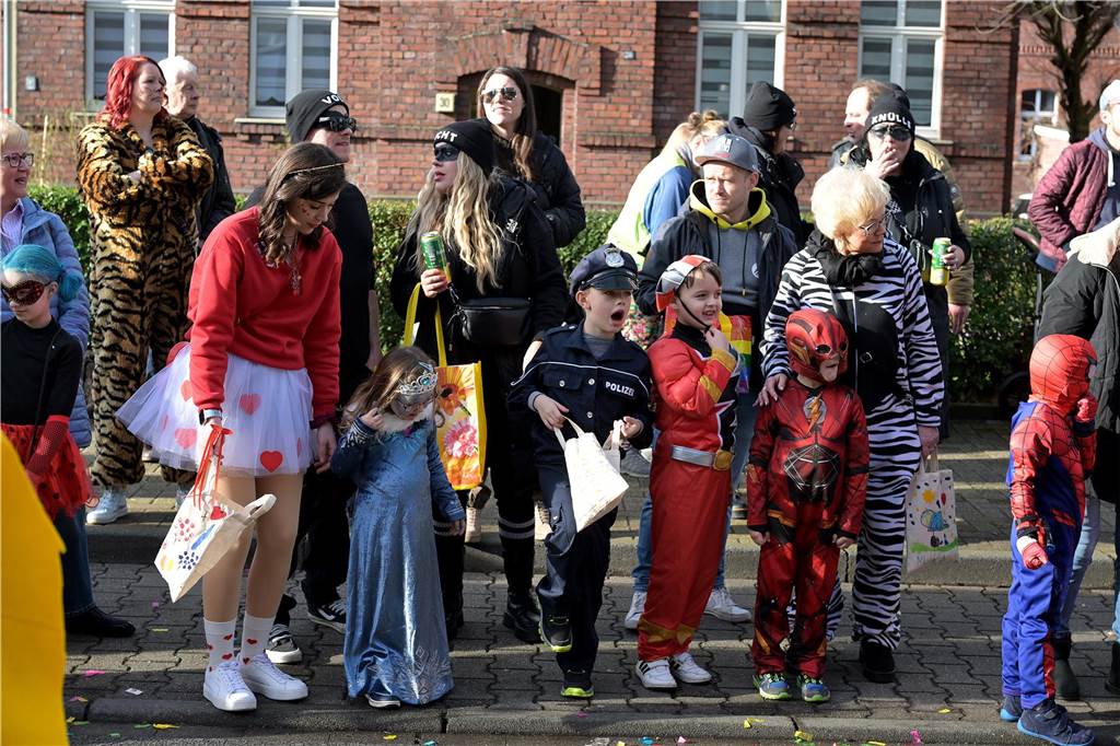 Lünen-Süd feiert Karneval: Über 100 Fotos vom einzigen Umzug der Stadt Eindrücke vom Karnevalsumzug in Lünen-Süd 2024