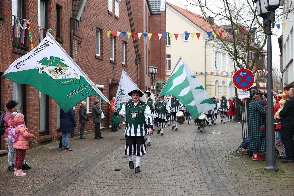 Karnevalsumzug 2023 in Olfen: Viele Foto vom Nelkendienstag Eindrücke vom Karnevalsumzug in Olfen 2023