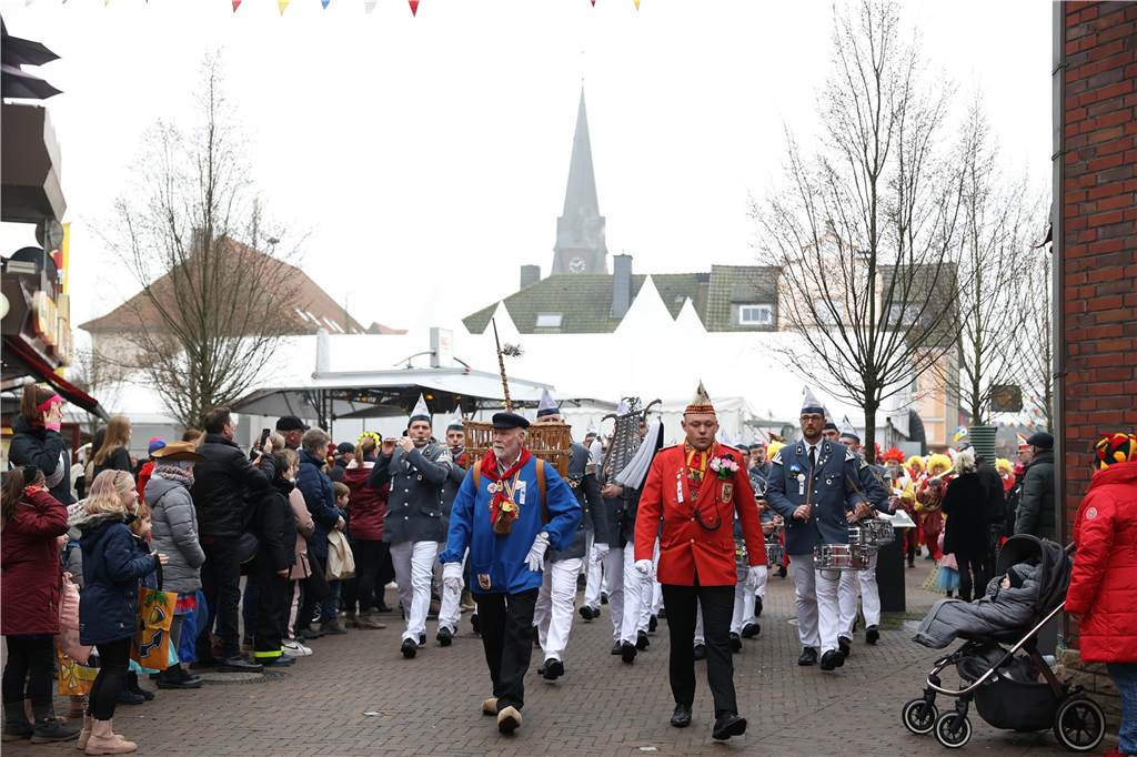 Karnevalsumzug 2023 in Olfen: Viele Foto vom Nelkendienstag Eindrücke vom Karnevalsumzug in Olfen 2023