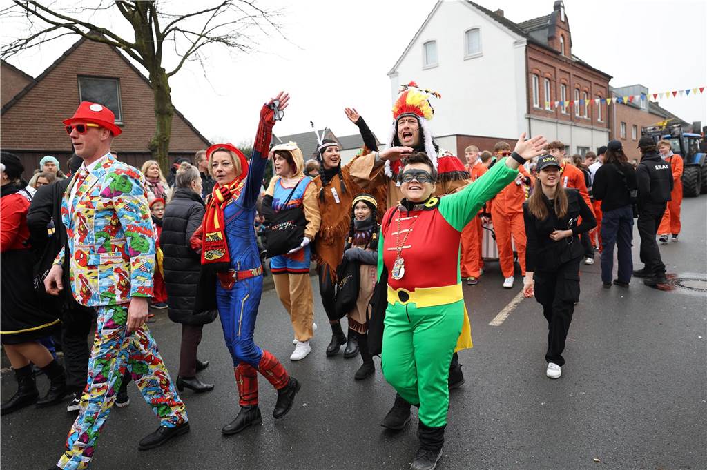 Karnevalsumzug 2023 in Olfen: Viele Foto vom Nelkendienstag Eindrücke vom Karnevalsumzug in Olfen 2023