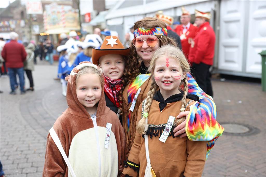 Karnevalsumzug 2023 in Olfen: Viele Foto vom Nelkendienstag Eindrücke vom Karnevalsumzug in Olfen 2023