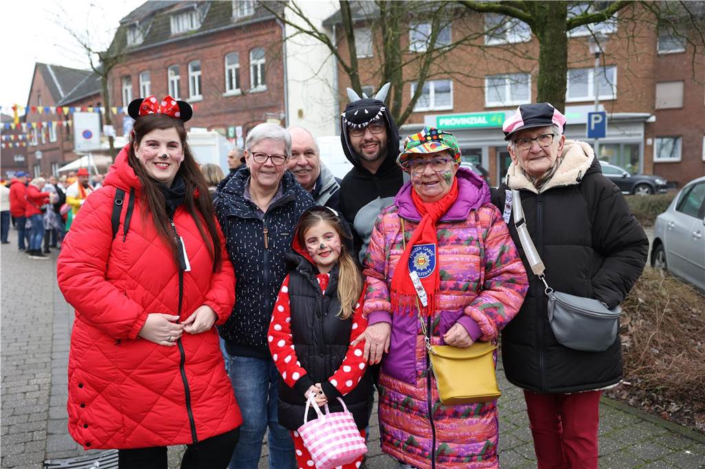 Karnevalsumzug 2023 in Olfen: Viele Foto vom Nelkendienstag Eindrücke vom Karnevalsumzug in Olfen 2023