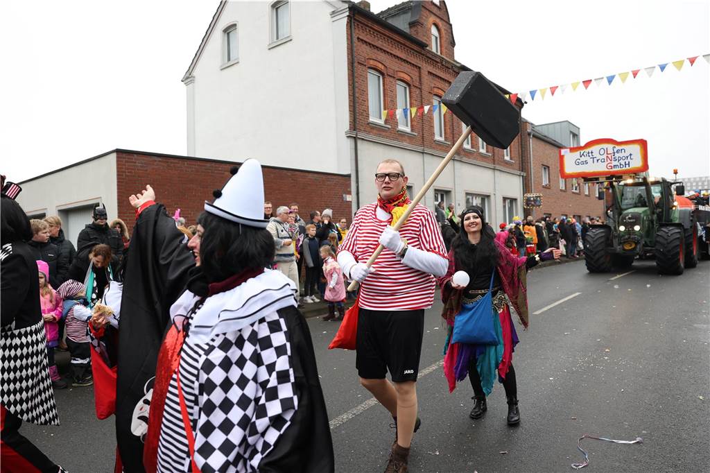 Karnevalsumzug 2023 in Olfen: Ganz viele Fotos vom Nelkendienstag (Teil 2) Eindrücke vom Karnevalsumzug in Olfen 2023