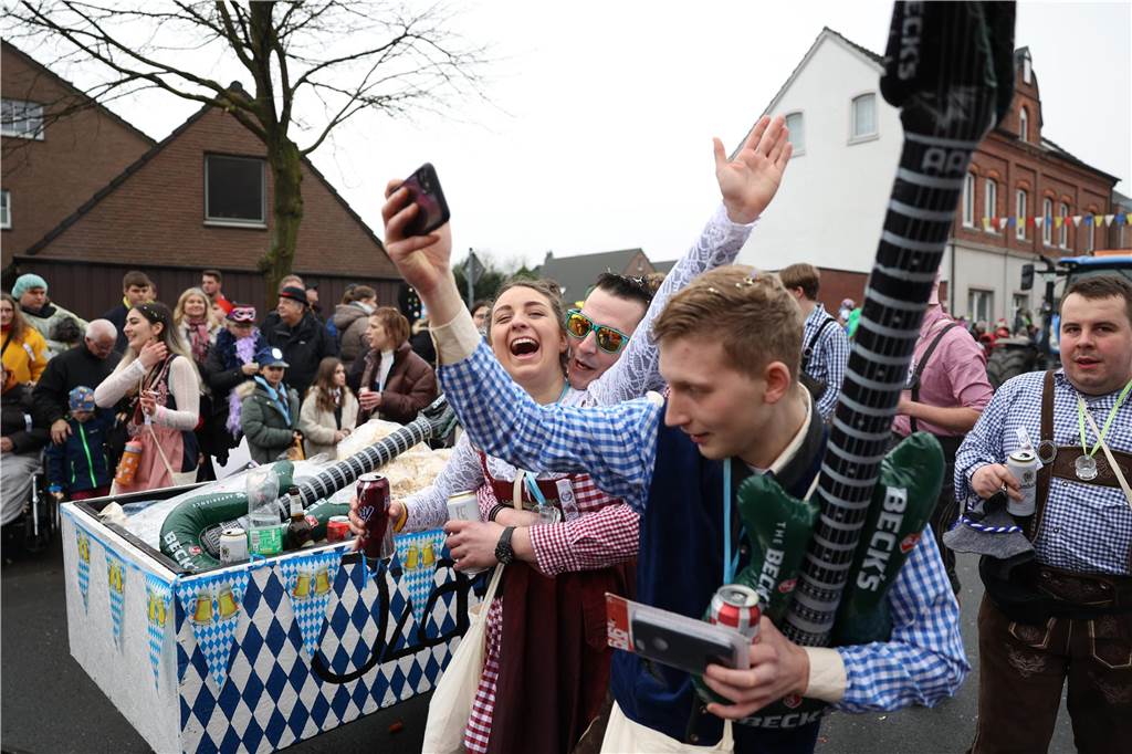 Karnevalsumzug 2023 in Olfen: Ganz viele Fotos vom Nelkendienstag (Teil 2) Eindrücke vom Karnevalsumzug in Olfen 2023