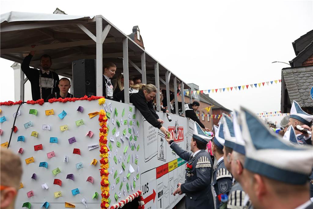 Karnevalsumzug 2023 in Olfen: Ganz viele Fotos vom Nelkendienstag (Teil 2) Eindrücke vom Karnevalsumzug in Olfen 2023