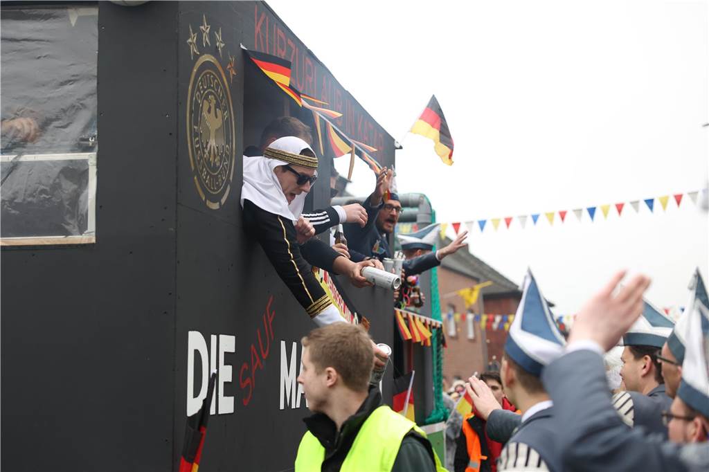 Karnevalsumzug 2023 in Olfen: Ganz viele Fotos vom Nelkendienstag (Teil 2) Eindrücke vom Karnevalsumzug in Olfen 2023