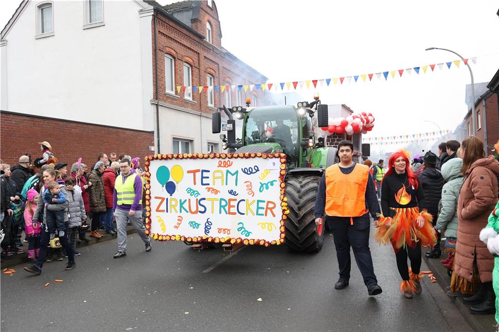 Karnevalsumzug 2023 in Olfen: Ganz viele Fotos vom Nelkendienstag (Teil 2) Eindrücke vom Karnevalsumzug in Olfen 2023