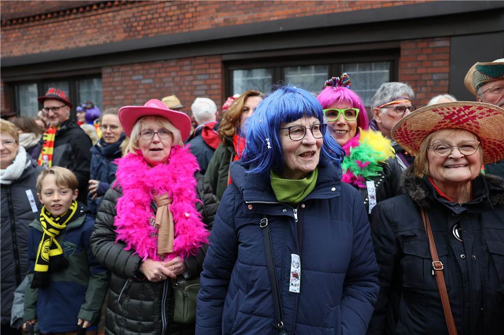 Karnevalsumzug in Olfen 2023: Viele Fotos vom Nelkendienstag Eindrücke vom Karnevalsumzug in Olfen 2023