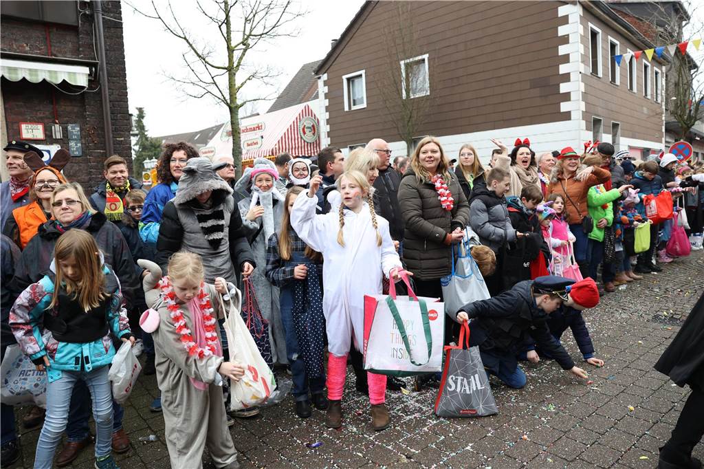 Karnevalsumzug in Olfen 2023: Viele Fotos vom Nelkendienstag Eindrücke vom Karnevalsumzug in Olfen 2023