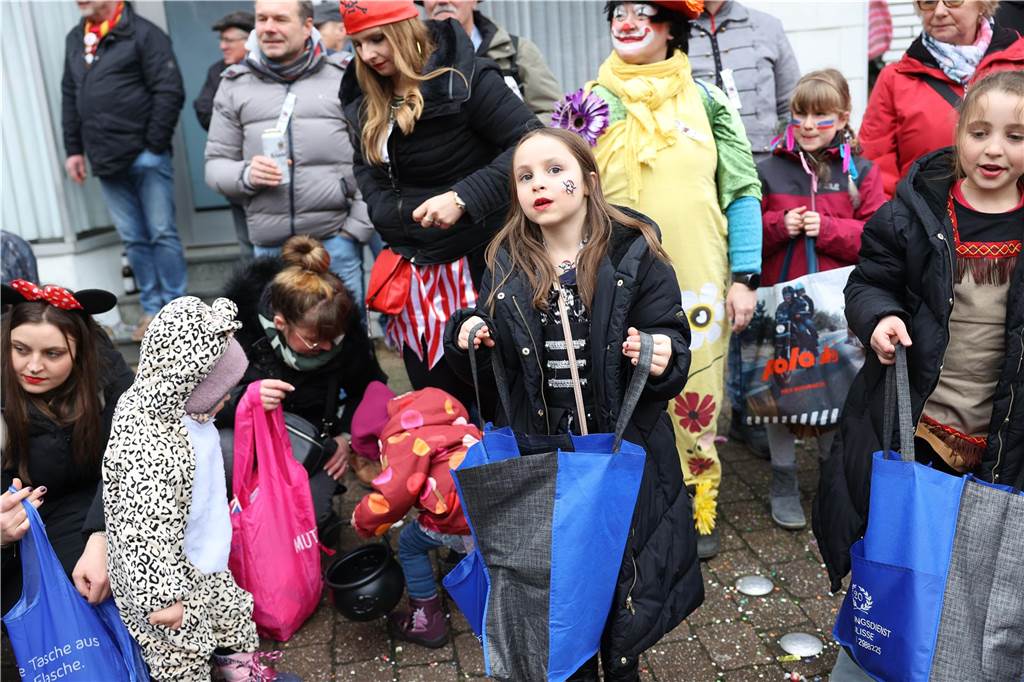 Karnevalsumzug in Olfen 2023: Viele Fotos vom Nelkendienstag Eindrücke vom Karnevalsumzug in Olfen 2023