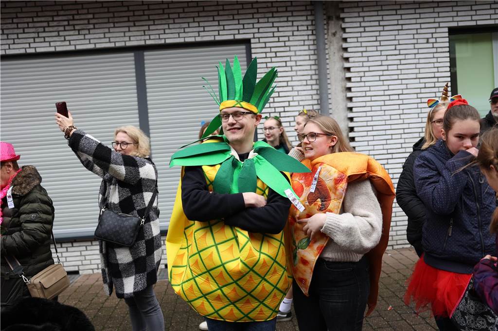 Karnevalsumzug in Olfen 2023: Viele Fotos vom Nelkendienstag Eindrücke vom Karnevalsumzug in Olfen 2023