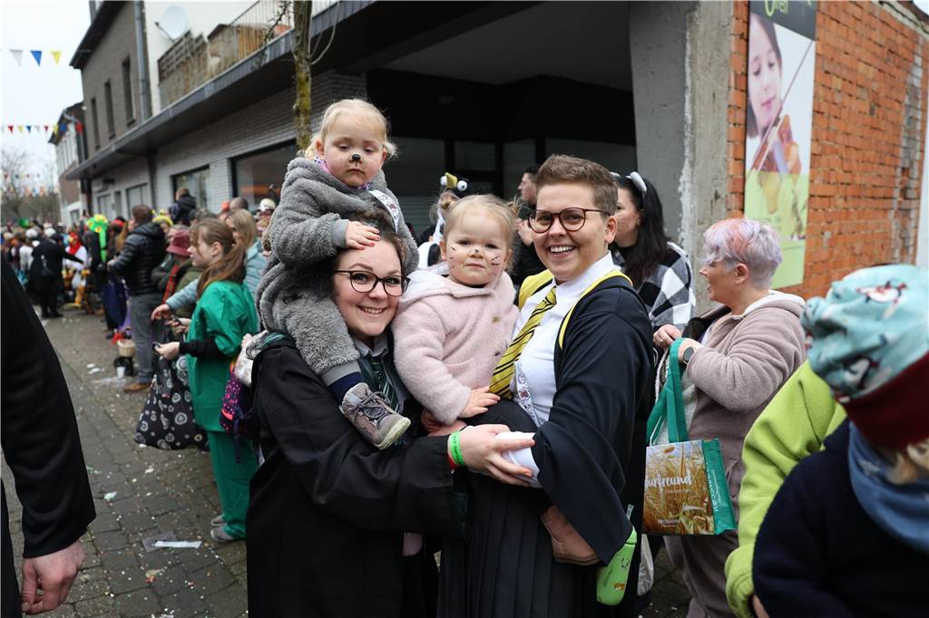 Karnevalsumzug in Olfen 2023: Viele Fotos vom Nelkendienstag Eindrücke vom Karnevalsumzug in Olfen 2023