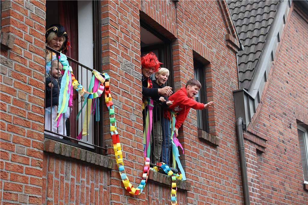 Karnevalsumzug in Olfen 2023: Viele Fotos vom Nelkendienstag Eindrücke vom Karnevalsumzug in Olfen 2023