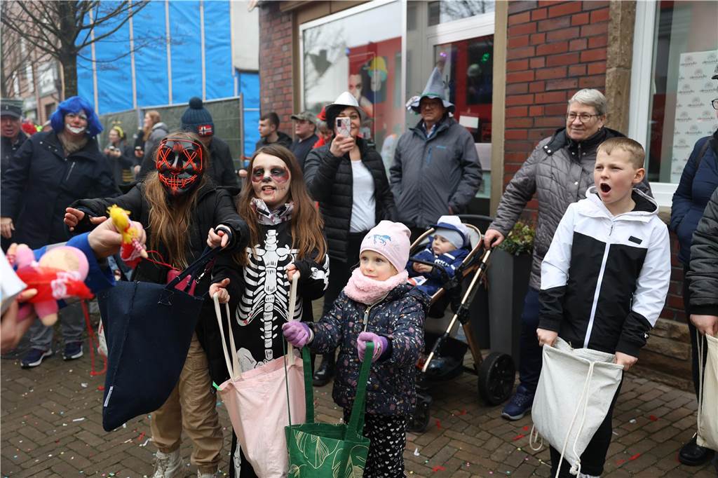 Karnevalsumzug in Olfen 2023: Viele Fotos vom Nelkendienstag Eindrücke vom Karnevalsumzug in Olfen 2023