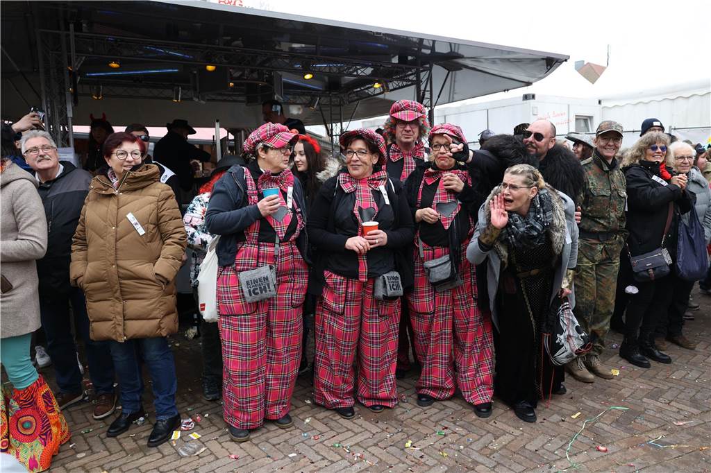 Karnevalsumzug in Olfen 2023: Viele Fotos vom Nelkendienstag Eindrücke vom Karnevalsumzug in Olfen 2023