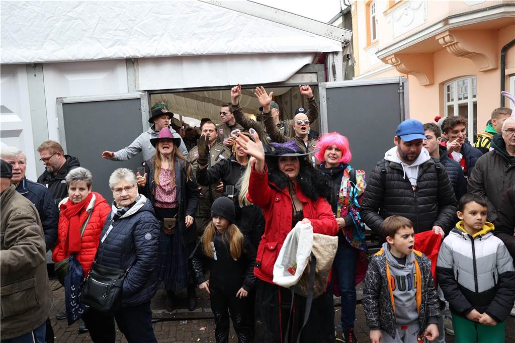 Karnevalsumzug in Olfen 2023: Viele Fotos vom Nelkendienstag Eindrücke vom Karnevalsumzug in Olfen 2023