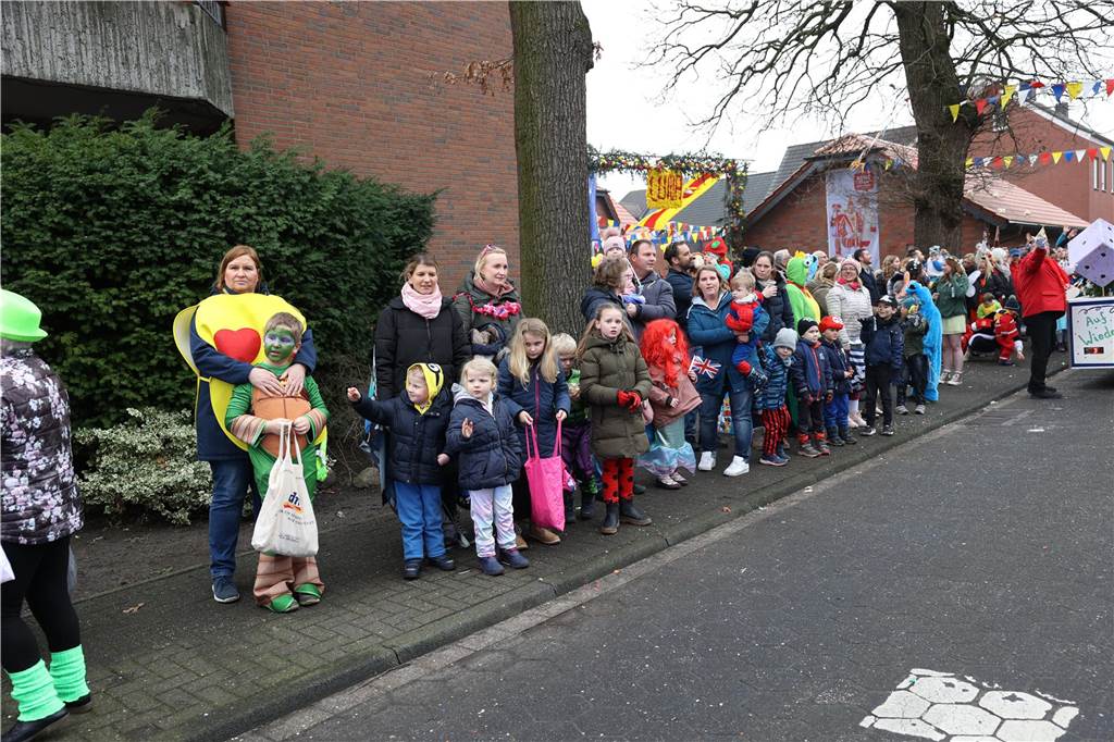Karnevalsumzug in Olfen 2023: Viele Fotos vom Nelkendienstag Eindrücke vom Karnevalsumzug in Olfen 2023