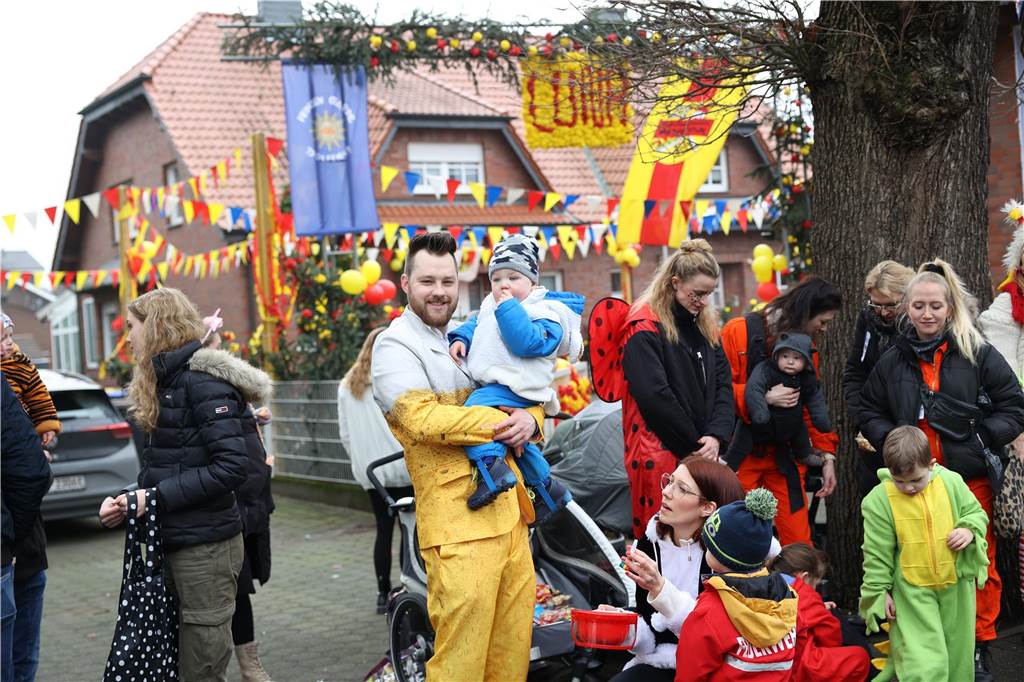 Karnevalsumzug in Olfen 2023: Viele Fotos vom Nelkendienstag Eindrücke vom Karnevalsumzug in Olfen 2023